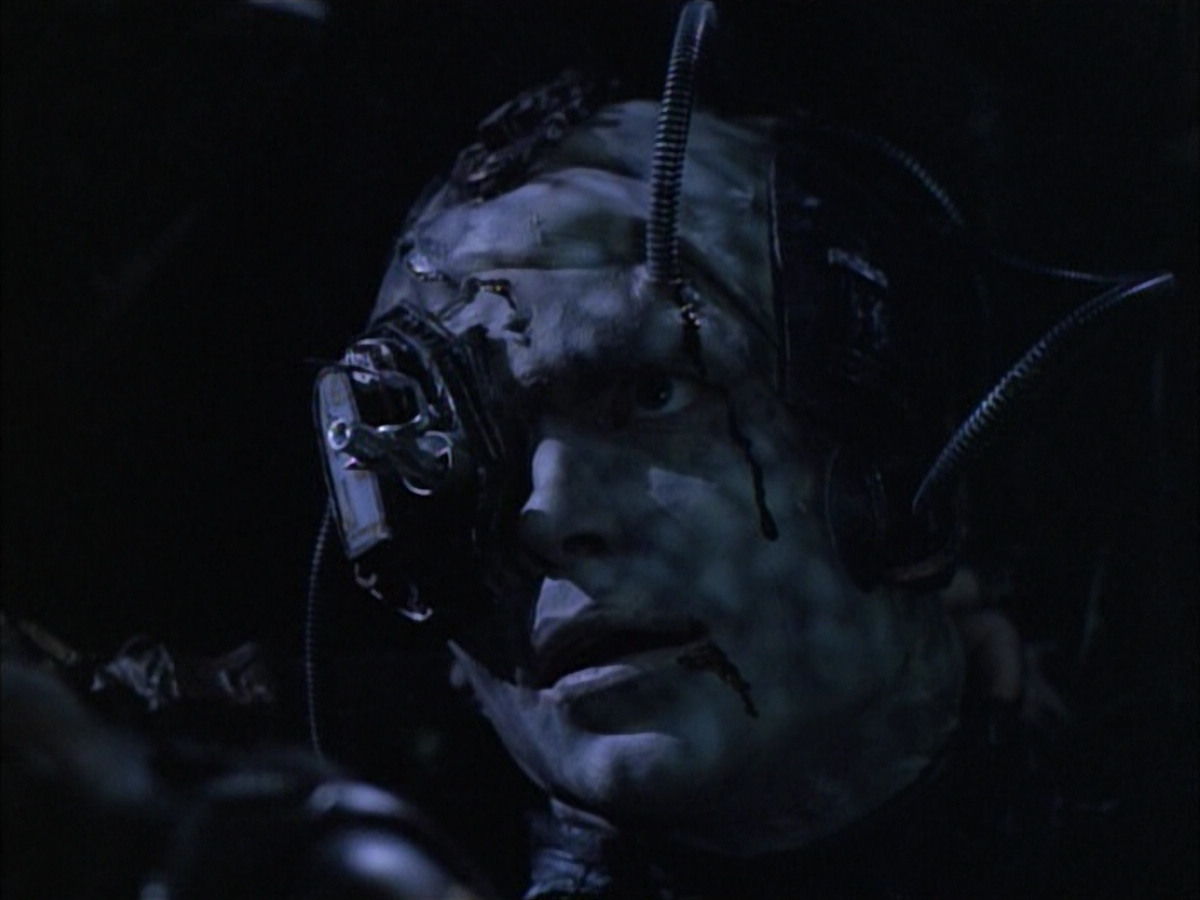 extant_StarTrek_VOY_6x02-SurvivalInstinct_02504.jpg