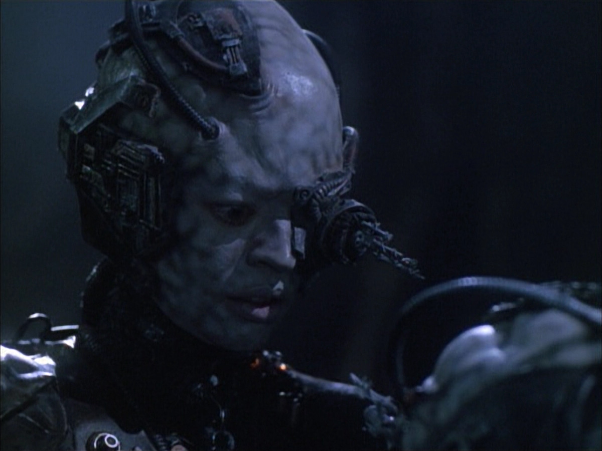 extant_StarTrek_VOY_6x02-SurvivalInstinct_02507.jpg
