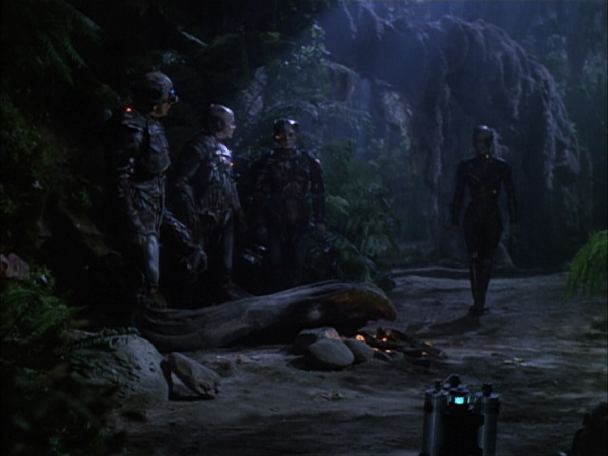 extant_StarTrek_VOY_6x02-SurvivalInstinct_02526.jpg
