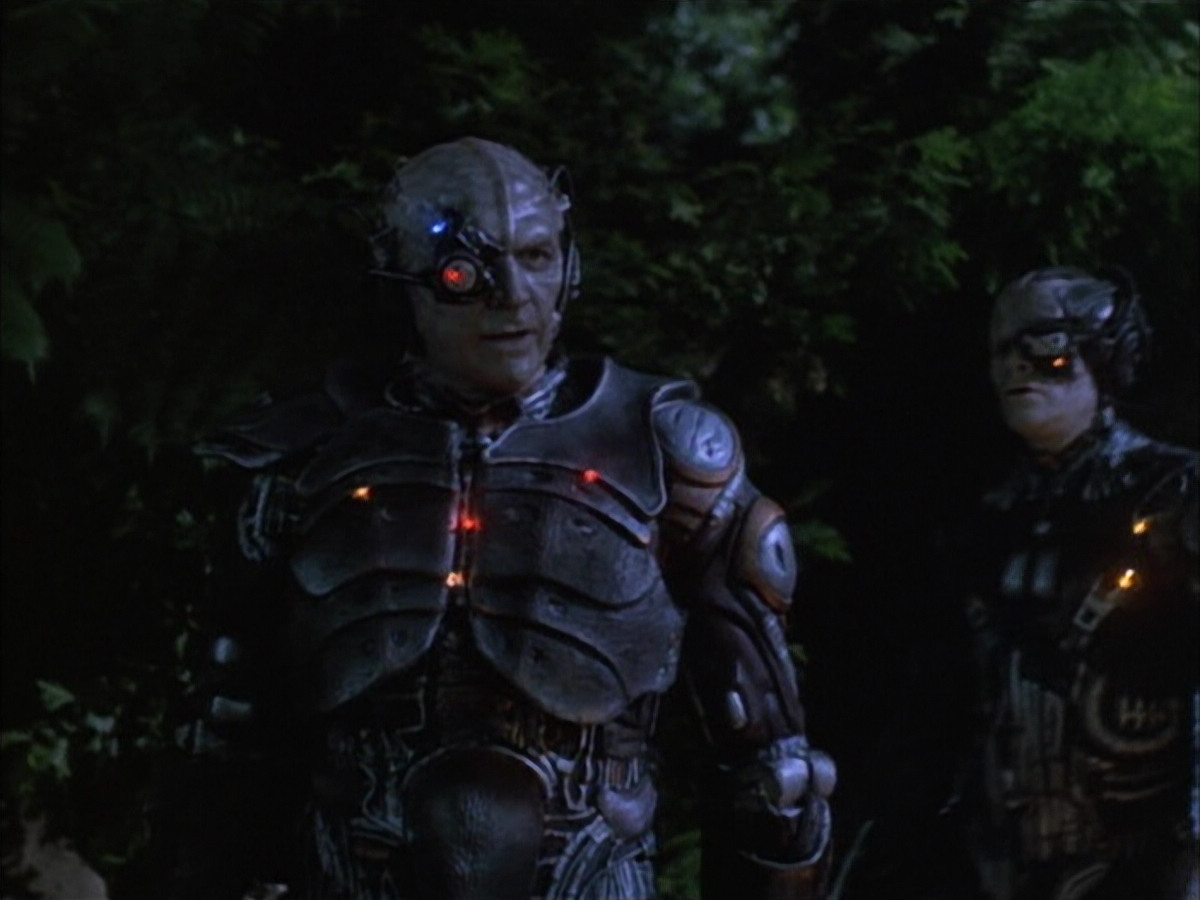 extant_StarTrek_VOY_6x02-SurvivalInstinct_02536.jpg
