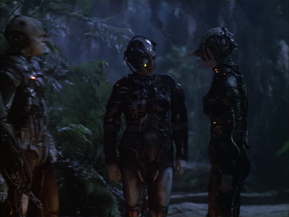 extant_StarTrek_VOY_6x02-SurvivalInstinct_02547.jpg