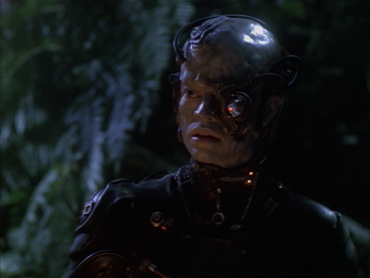 extant_StarTrek_VOY_6x02-SurvivalInstinct_02549.jpg