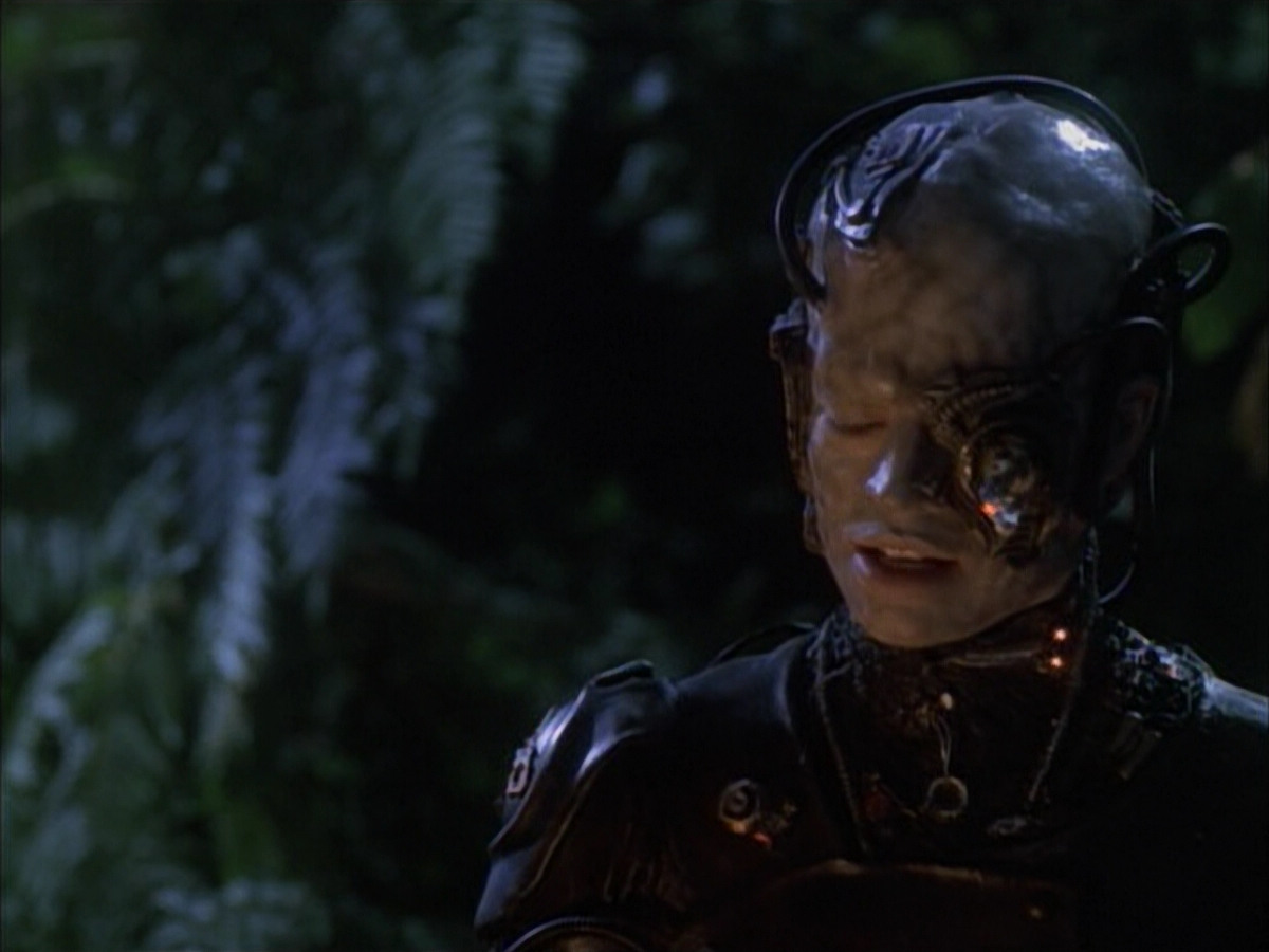 extant_StarTrek_VOY_6x02-SurvivalInstinct_02557.jpg