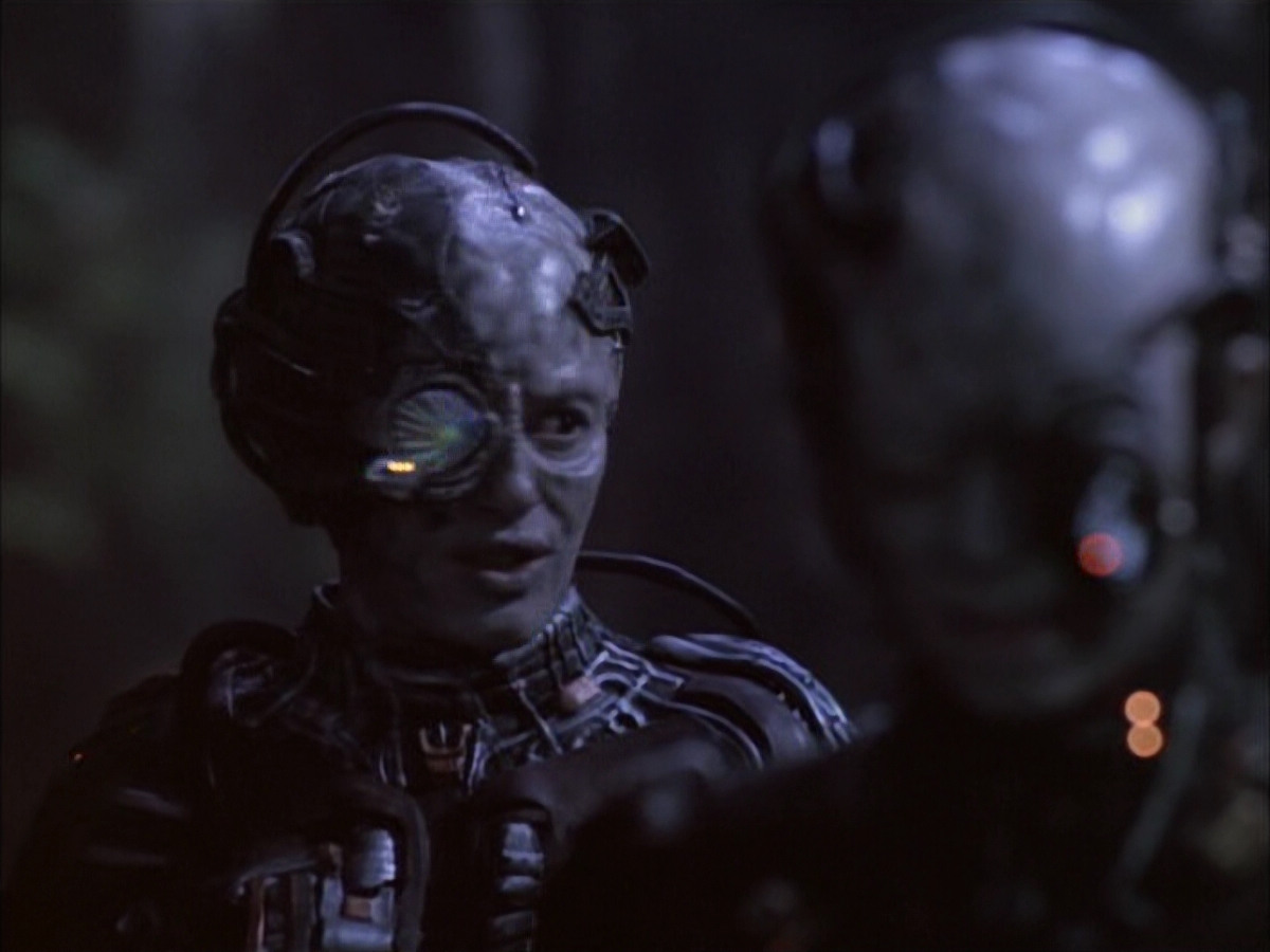 extant_StarTrek_VOY_6x02-SurvivalInstinct_02593.jpg