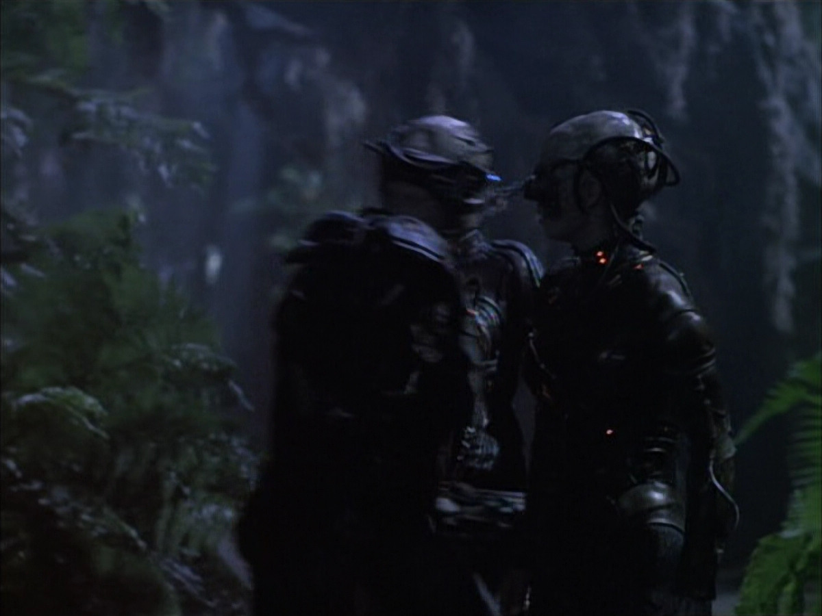 extant_StarTrek_VOY_6x02-SurvivalInstinct_02603.jpg