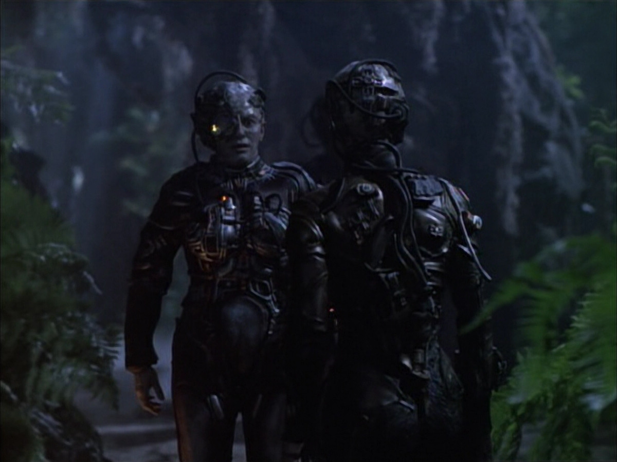 extant_StarTrek_VOY_6x02-SurvivalInstinct_02610.jpg