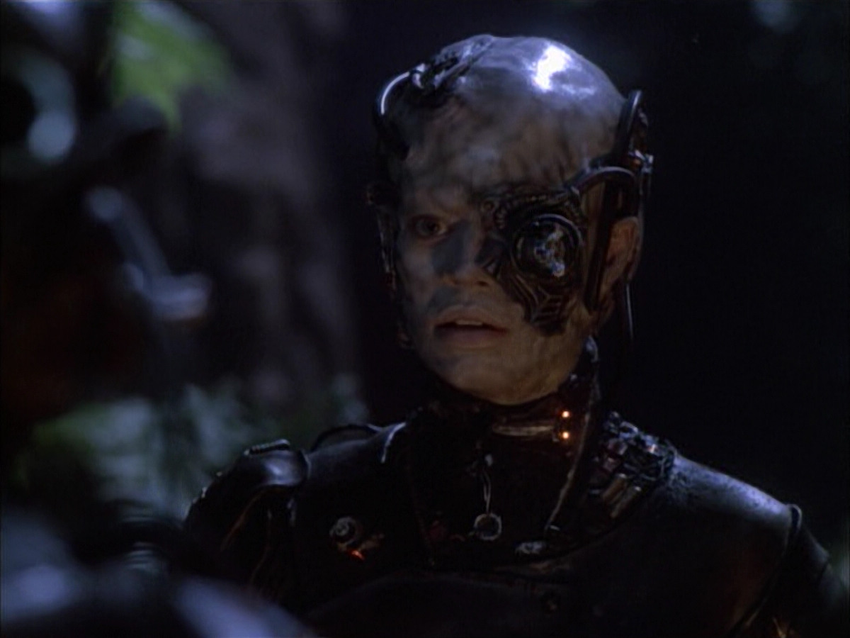 extant_StarTrek_VOY_6x02-SurvivalInstinct_02613.jpg