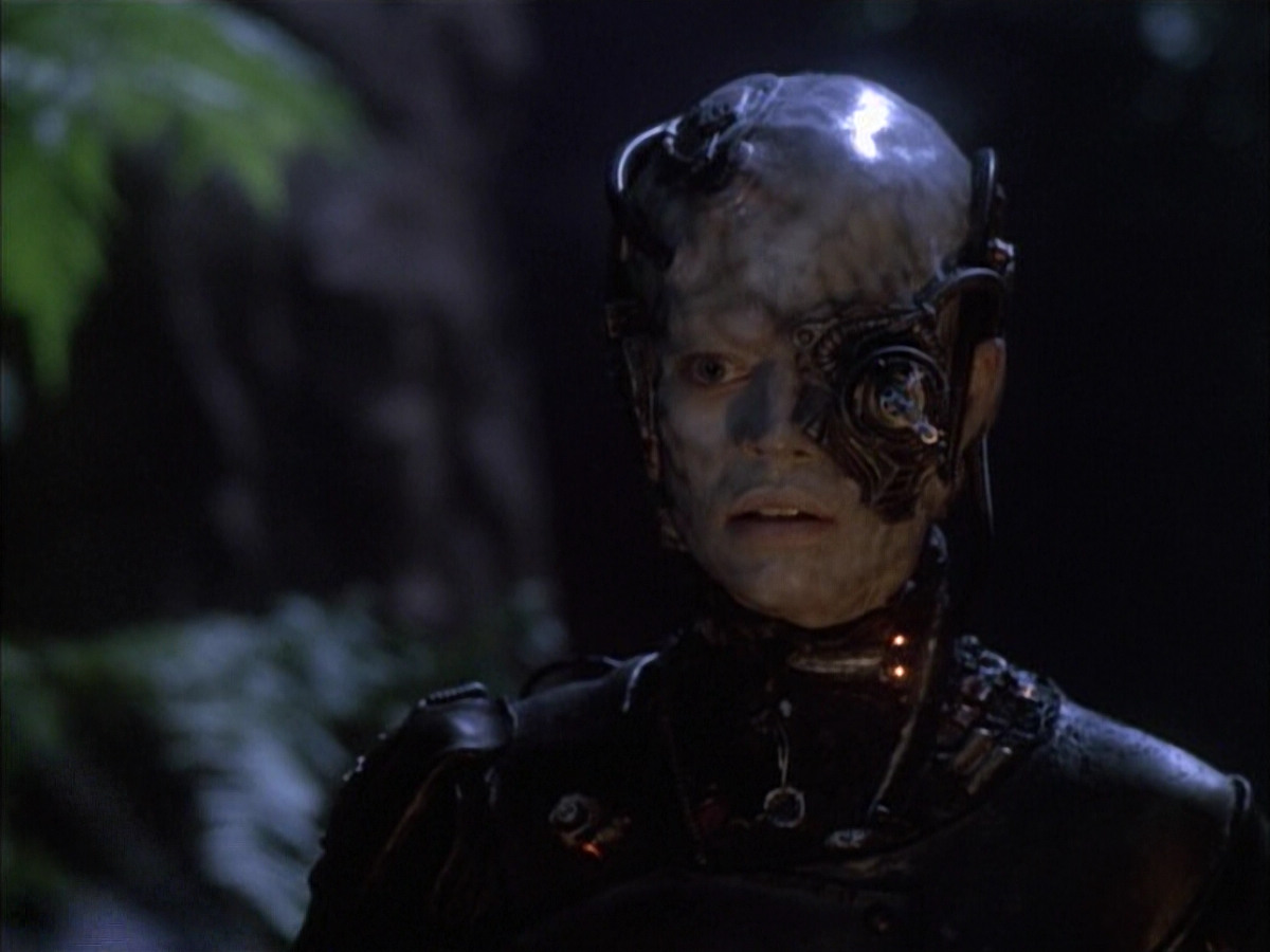 extant_StarTrek_VOY_6x02-SurvivalInstinct_02619.jpg
