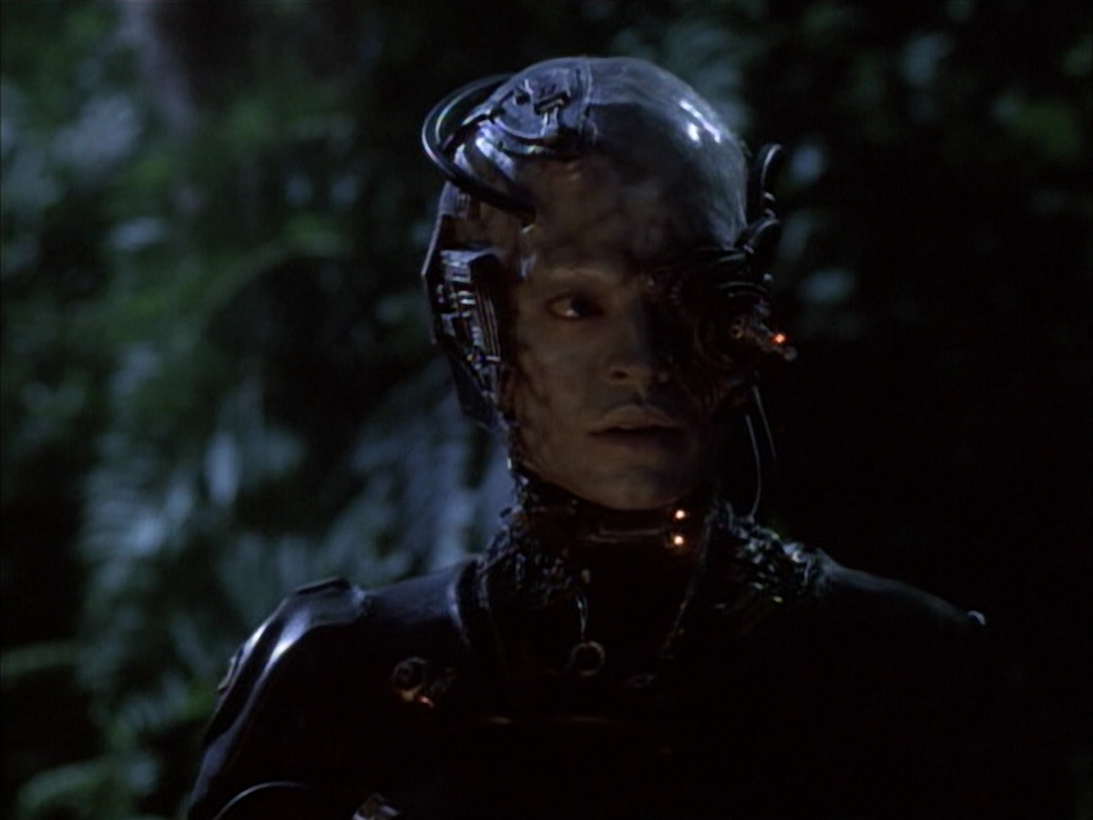 extant_StarTrek_VOY_6x02-SurvivalInstinct_02632.jpg