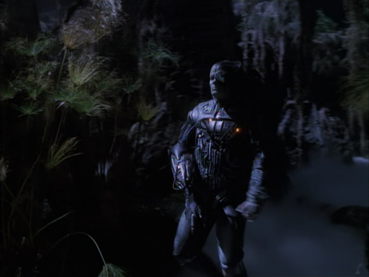 extant_StarTrek_VOY_6x02-SurvivalInstinct_02690.jpg