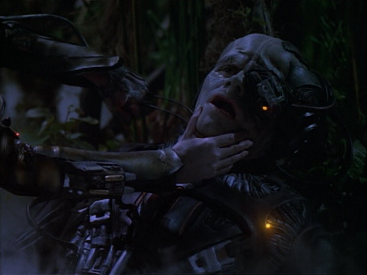 extant_StarTrek_VOY_6x02-SurvivalInstinct_02715.jpg