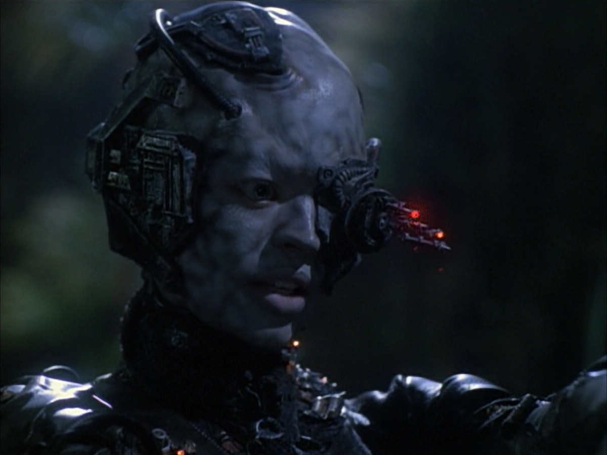 extant_StarTrek_VOY_6x02-SurvivalInstinct_02717.jpg