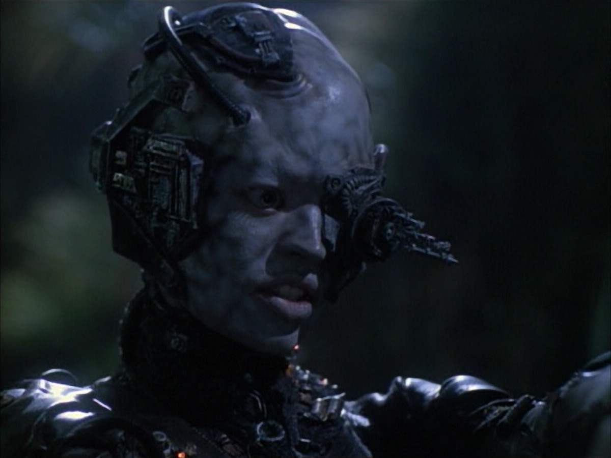 extant_StarTrek_VOY_6x02-SurvivalInstinct_02720.jpg