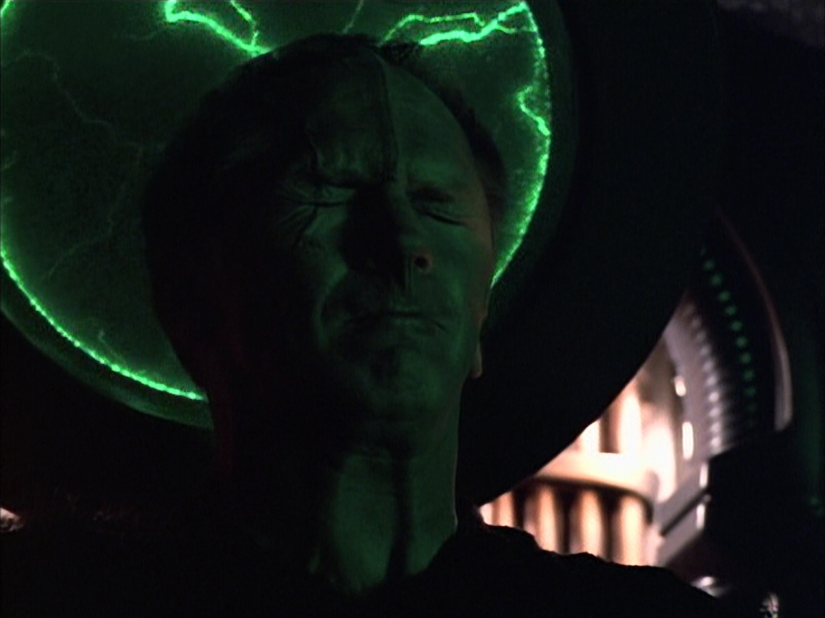 extant_StarTrek_VOY_6x02-SurvivalInstinct_02760.jpg