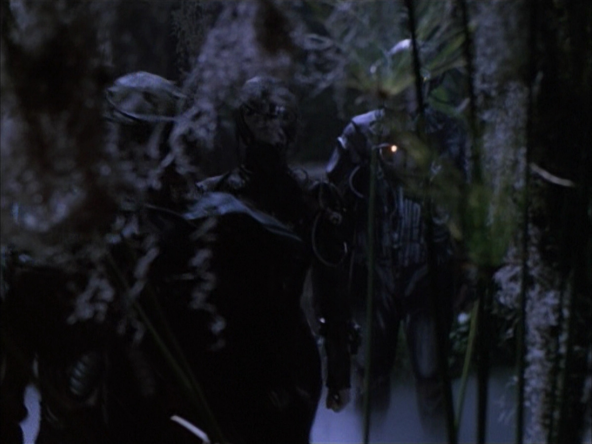 extant_StarTrek_VOY_6x02-SurvivalInstinct_02772.jpg