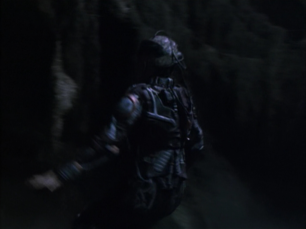 extant_StarTrek_VOY_6x02-SurvivalInstinct_02786.jpg
