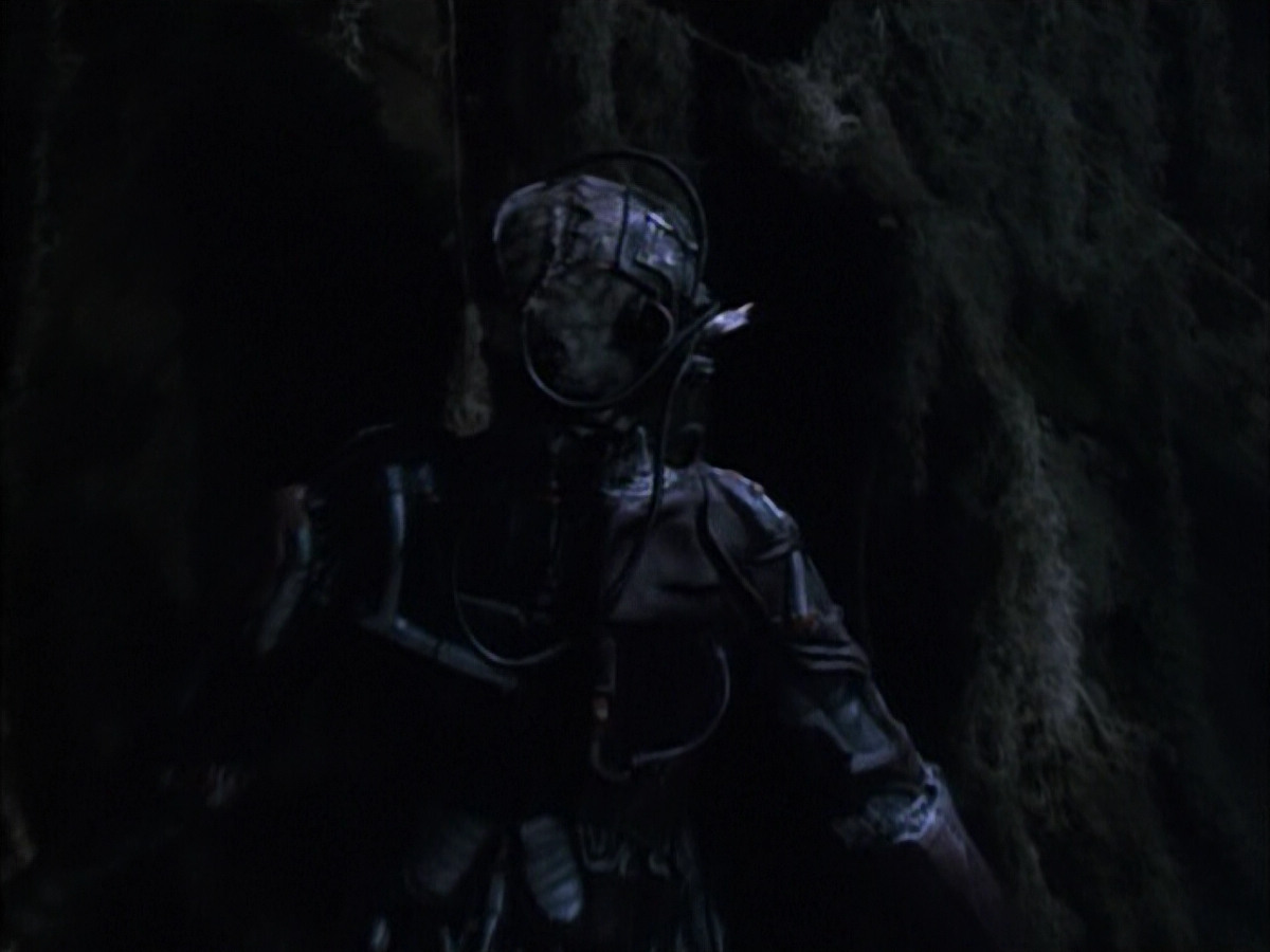 extant_StarTrek_VOY_6x02-SurvivalInstinct_02787.jpg