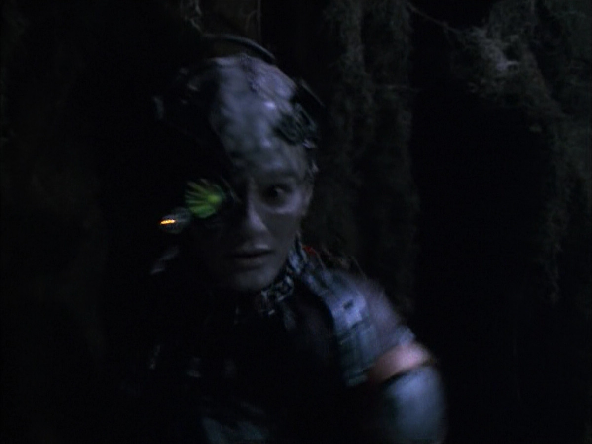 extant_StarTrek_VOY_6x02-SurvivalInstinct_02788.jpg