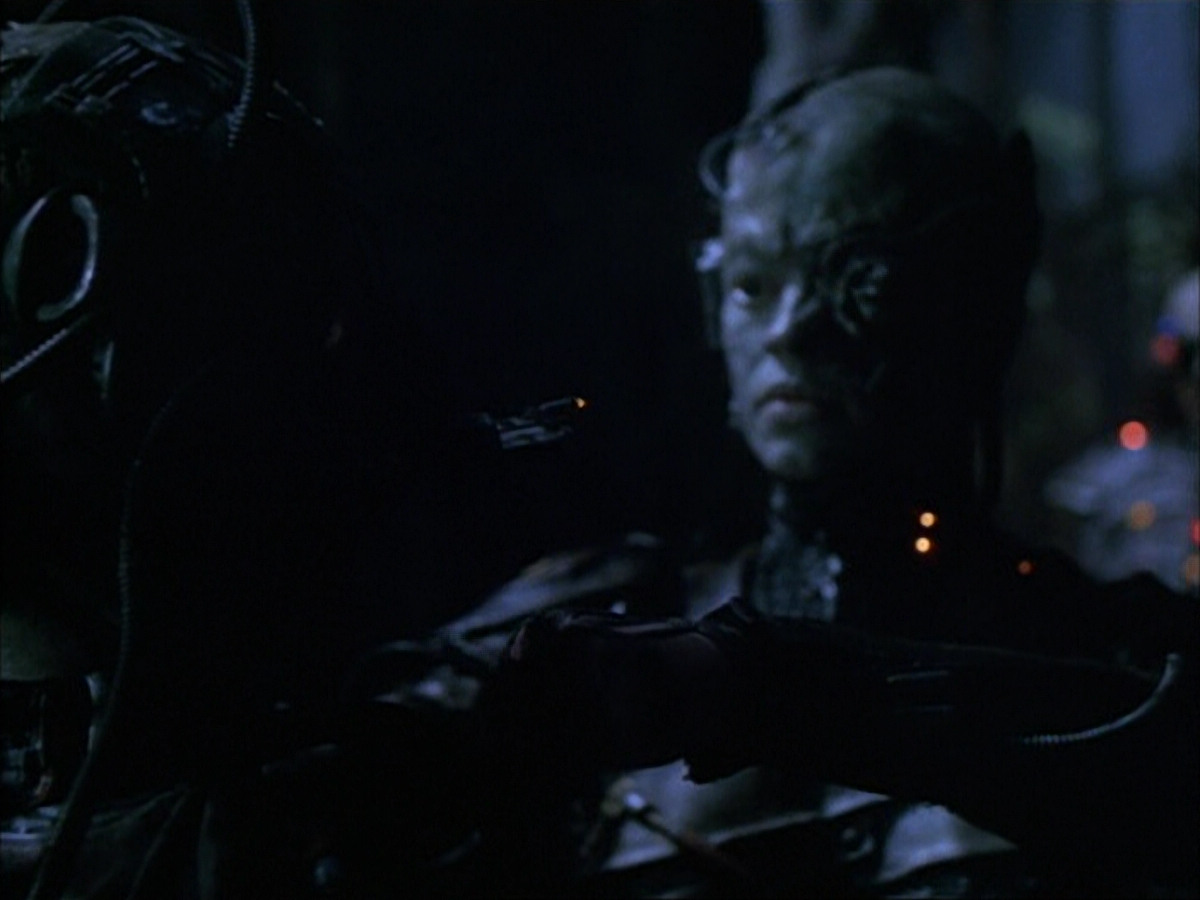 extant_StarTrek_VOY_6x02-SurvivalInstinct_02801.jpg