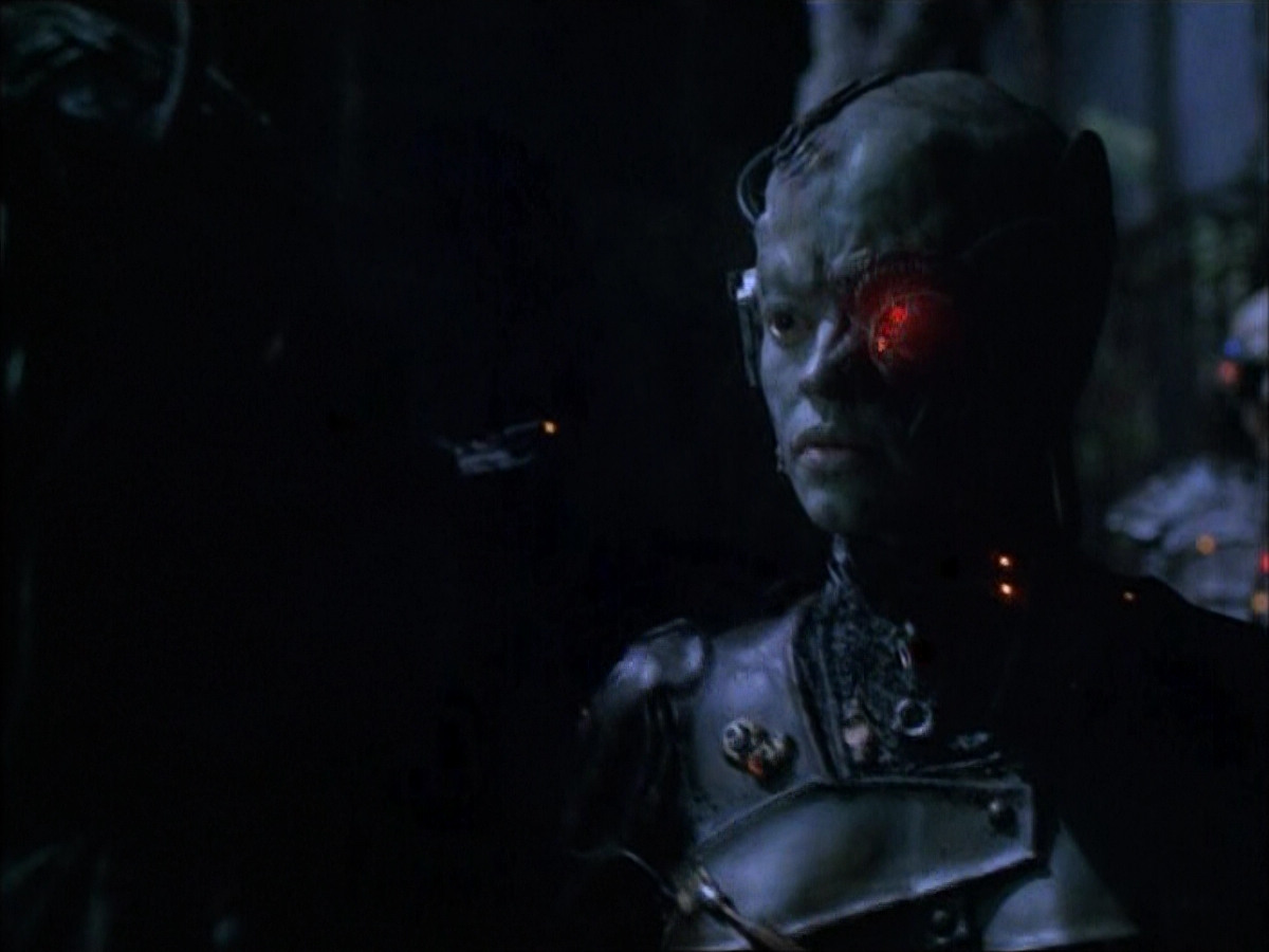 extant_StarTrek_VOY_6x02-SurvivalInstinct_02803.jpg