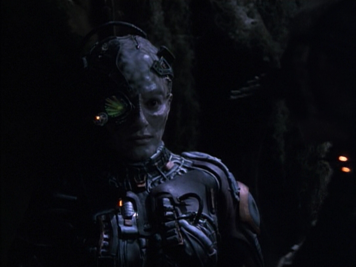 extant_StarTrek_VOY_6x02-SurvivalInstinct_02804.jpg