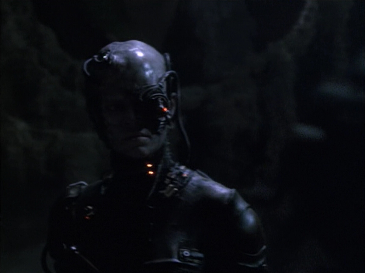 extant_StarTrek_VOY_6x02-SurvivalInstinct_02807.jpg