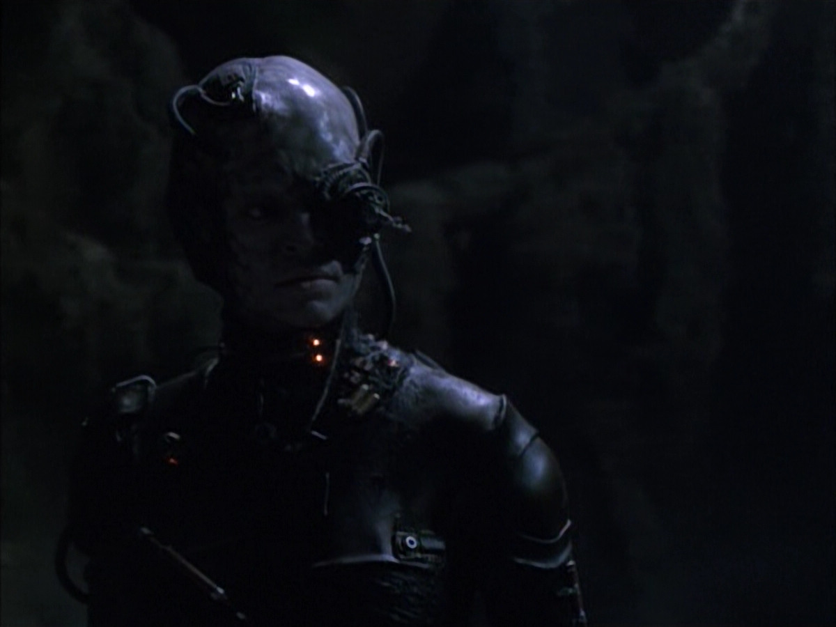 extant_StarTrek_VOY_6x02-SurvivalInstinct_02808.jpg