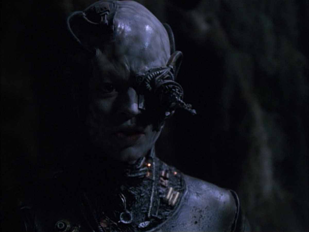 extant_StarTrek_VOY_6x02-SurvivalInstinct_02812.jpg