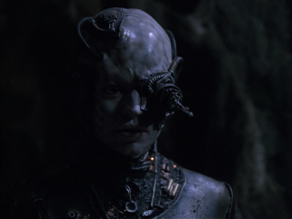 extant_StarTrek_VOY_6x02-SurvivalInstinct_02814.jpg