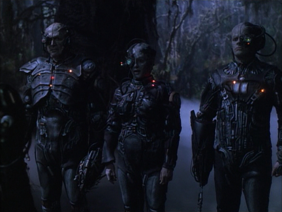 extant_StarTrek_VOY_6x02-SurvivalInstinct_02823.jpg