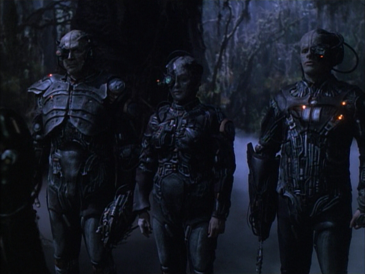 extant_StarTrek_VOY_6x02-SurvivalInstinct_02830.jpg