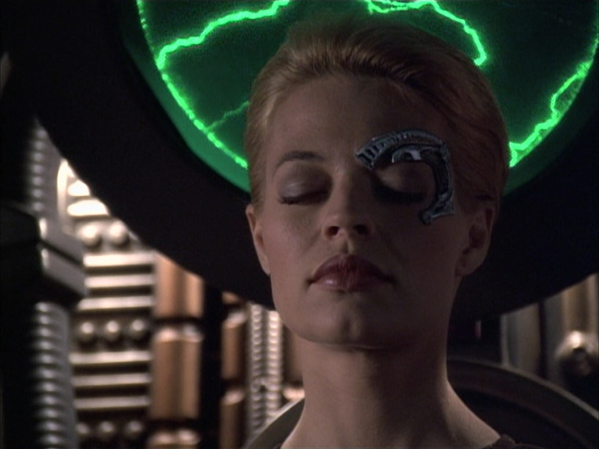 extant_StarTrek_VOY_6x02-SurvivalInstinct_02849.jpg