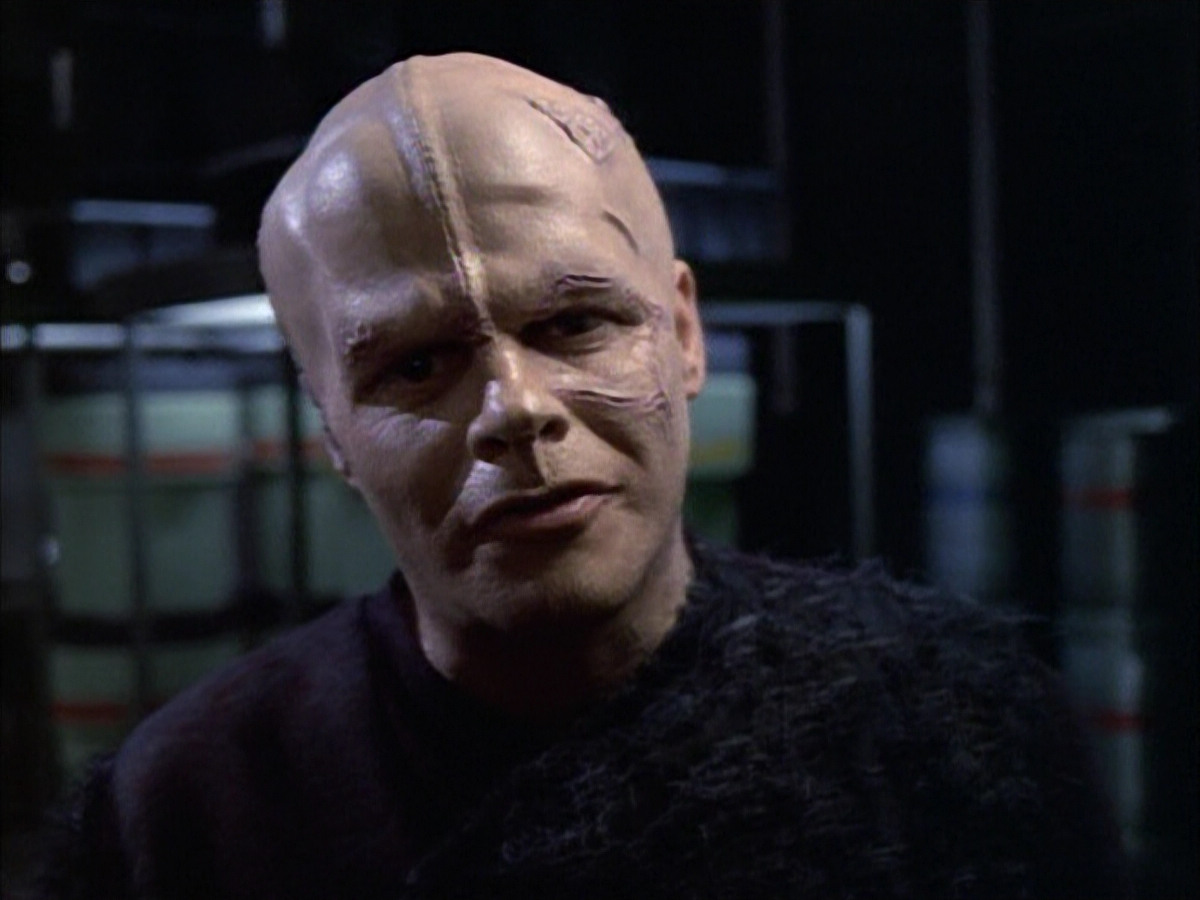 extant_StarTrek_VOY_6x02-SurvivalInstinct_02857.jpg