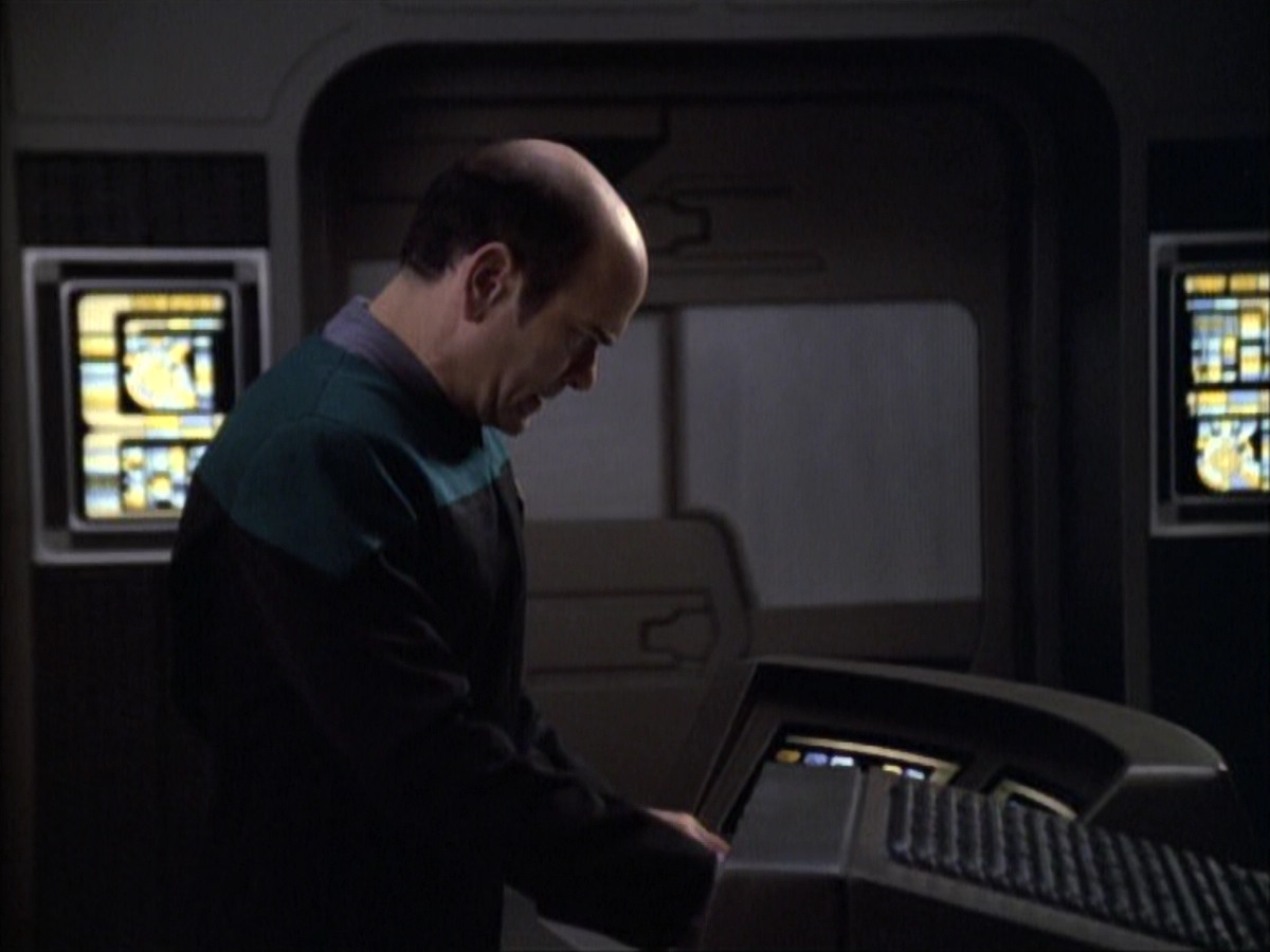 extant_StarTrek_VOY_6x02-SurvivalInstinct_02872.jpg
