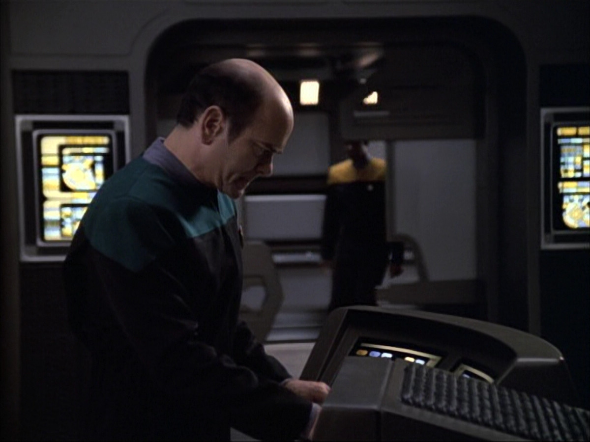 extant_StarTrek_VOY_6x02-SurvivalInstinct_02873.jpg