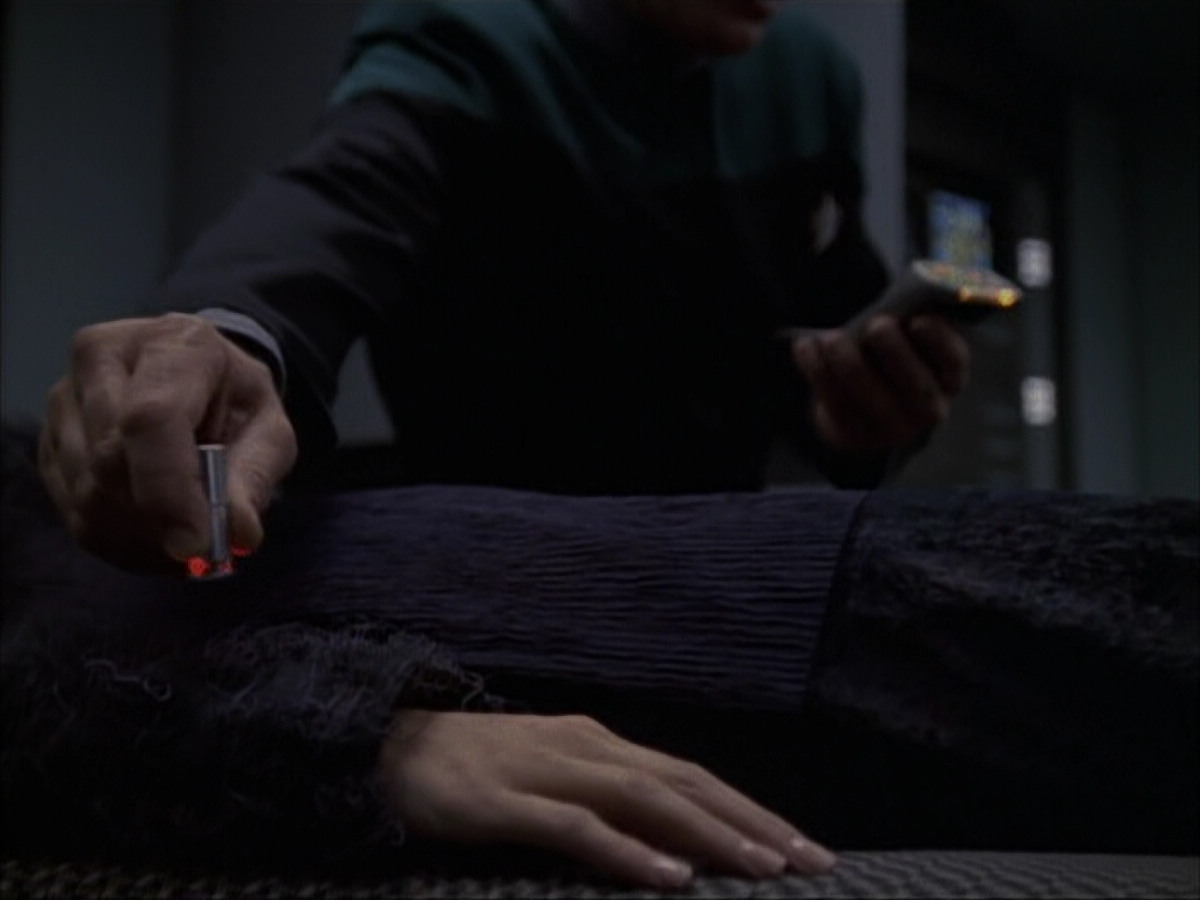 extant_StarTrek_VOY_6x02-SurvivalInstinct_02887.jpg