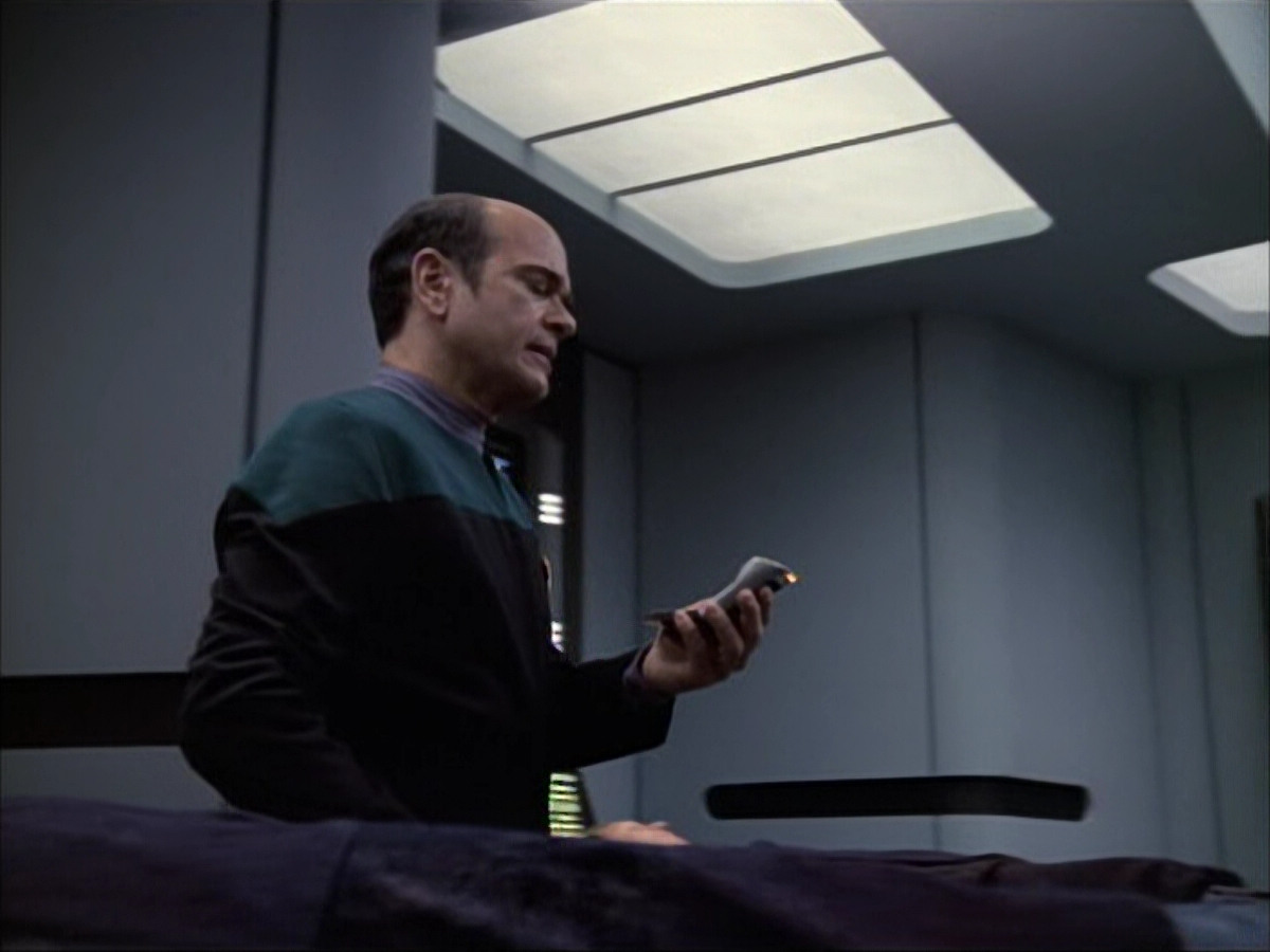 extant_StarTrek_VOY_6x02-SurvivalInstinct_02893.jpg