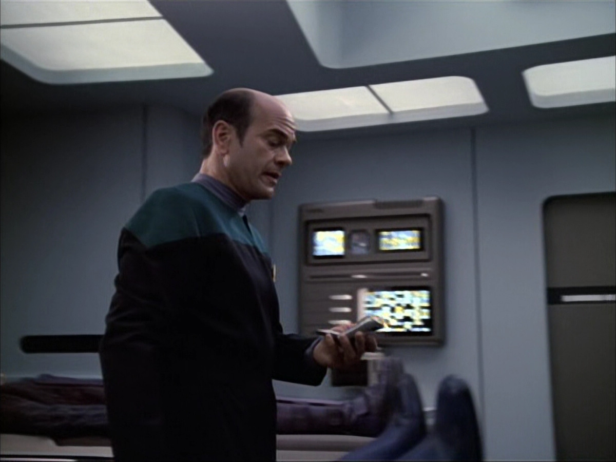 extant_StarTrek_VOY_6x02-SurvivalInstinct_02895.jpg
