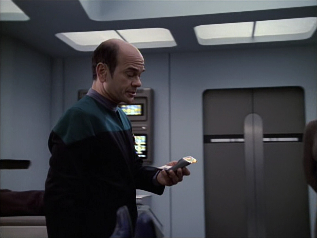 extant_StarTrek_VOY_6x02-SurvivalInstinct_02896.jpg