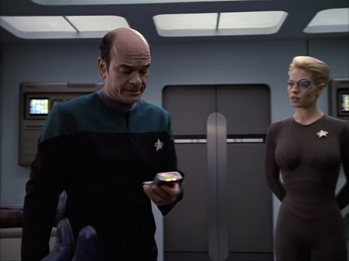 extant_StarTrek_VOY_6x02-SurvivalInstinct_02897.jpg