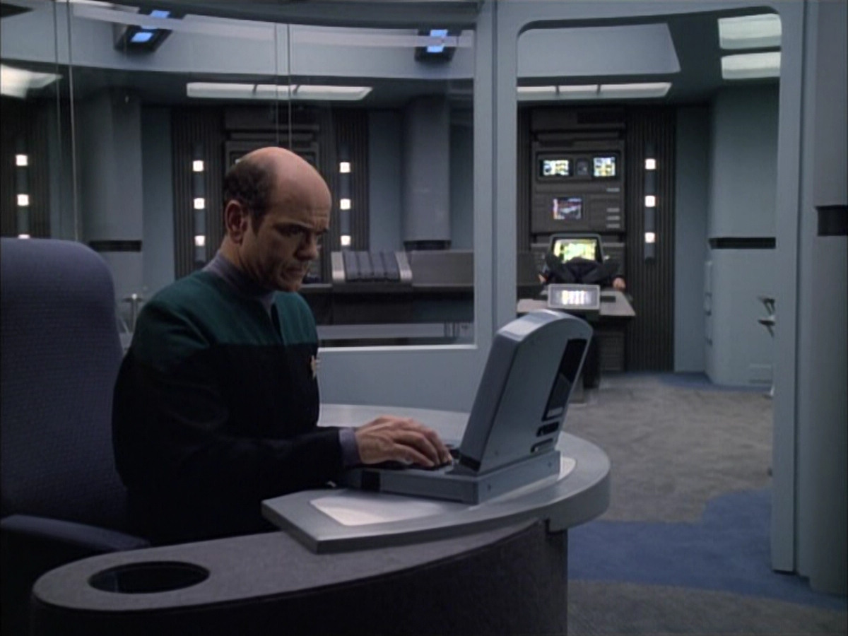 extant_StarTrek_VOY_6x02-SurvivalInstinct_03167.jpg
