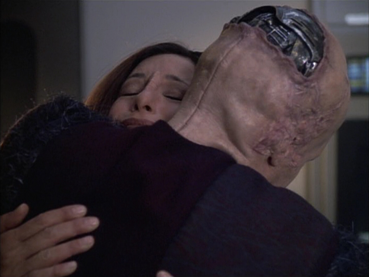 extant_StarTrek_VOY_6x02-SurvivalInstinct_03492.jpg