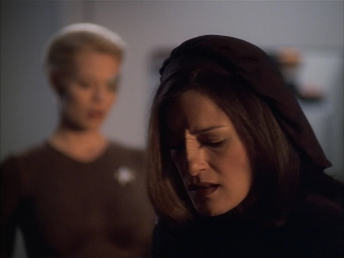 extant_StarTrek_VOY_6x02-SurvivalInstinct_03530.jpg