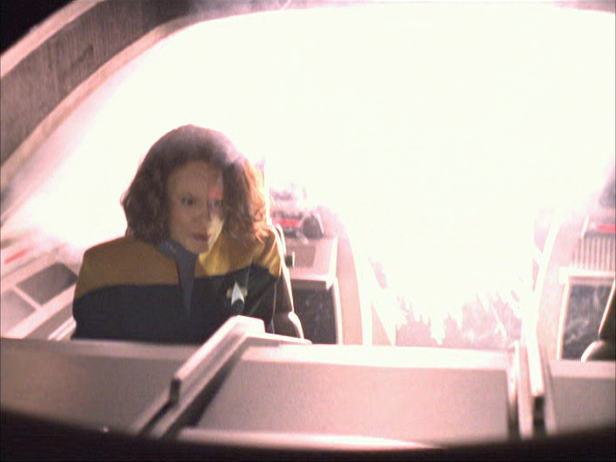 extant_StarTrek_VOY_6x03-BargeOfTheDead_00015.jpg