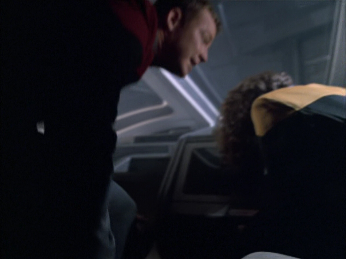 extant_StarTrek_VOY_6x03-BargeOfTheDead_00059.jpg