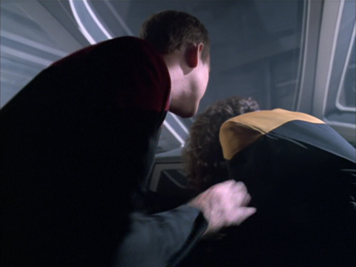 extant_StarTrek_VOY_6x03-BargeOfTheDead_00060.jpg