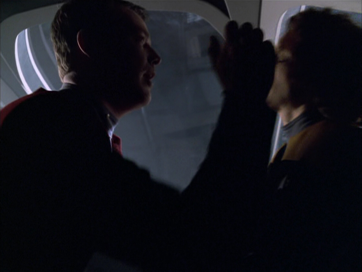 extant_StarTrek_VOY_6x03-BargeOfTheDead_00063.jpg