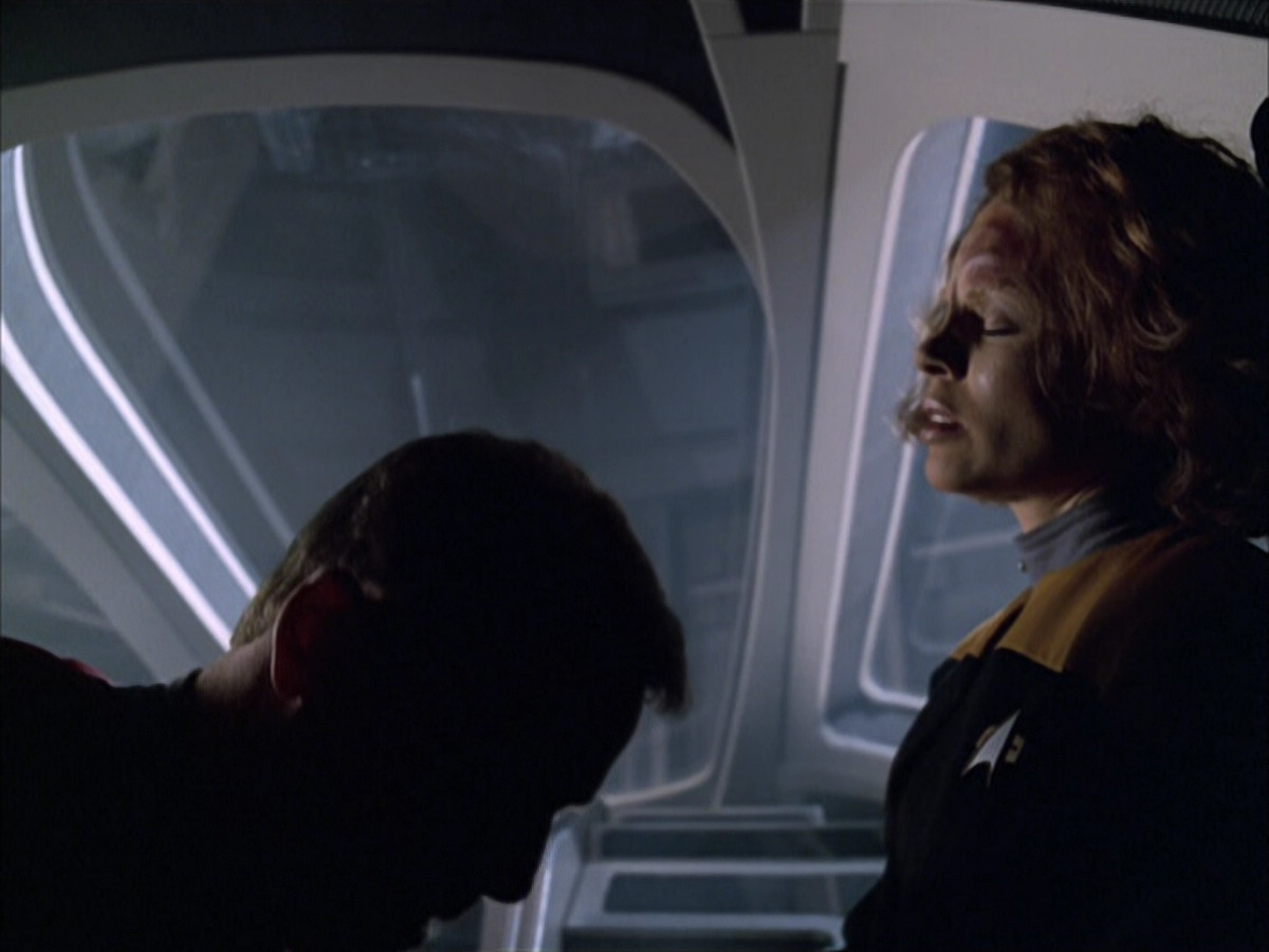 extant_StarTrek_VOY_6x03-BargeOfTheDead_00070.jpg