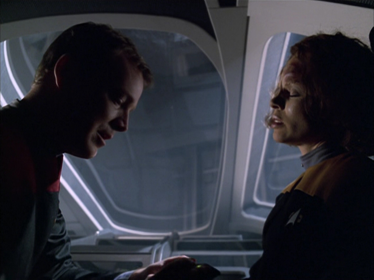 extant_StarTrek_VOY_6x03-BargeOfTheDead_00071.jpg