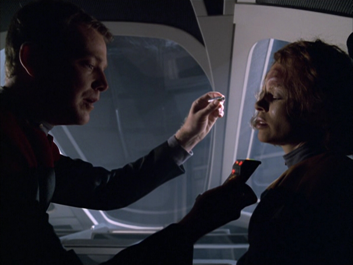 extant_StarTrek_VOY_6x03-BargeOfTheDead_00074.jpg
